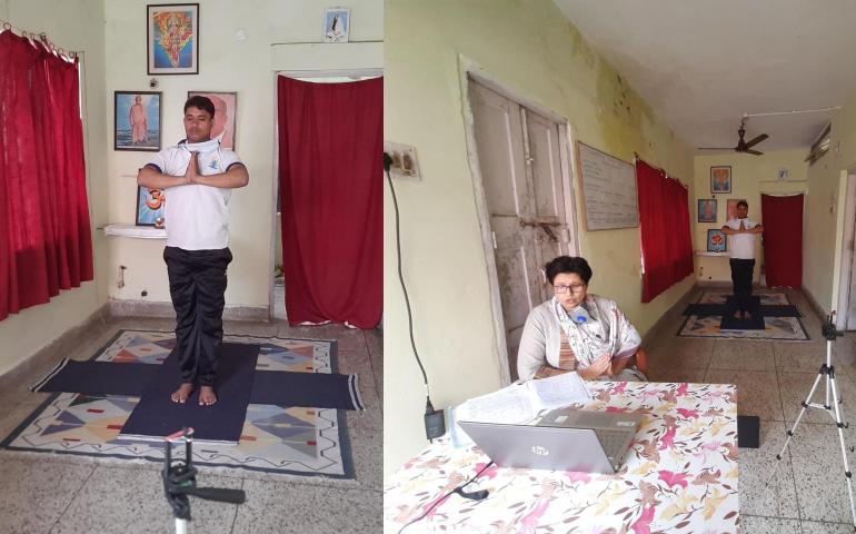 संचालन करती कार्यक्रम संचालिका 