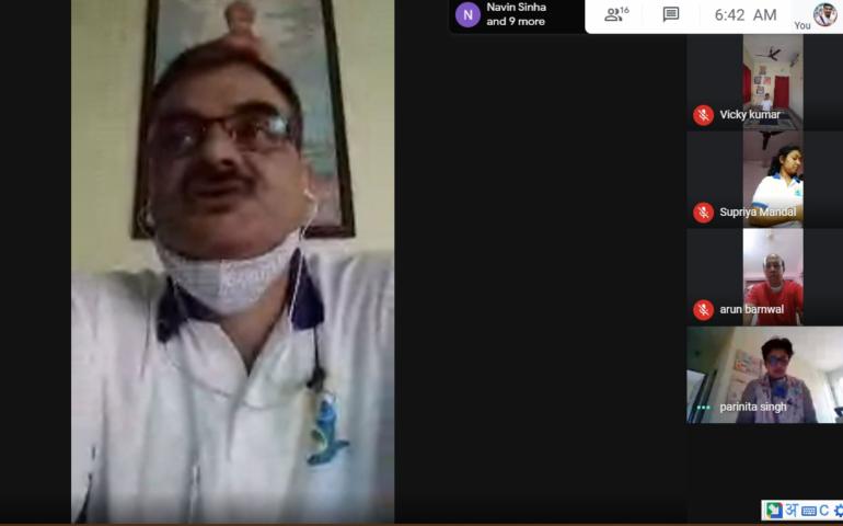"योग के महत्व" पर बताते कार्यक्रम संचालक 