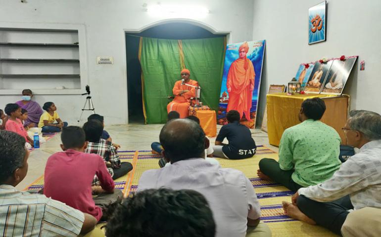 Swami Tatprabananda Ji Maharaj giving lecture at Viveka Vijayam Program, Madurai.