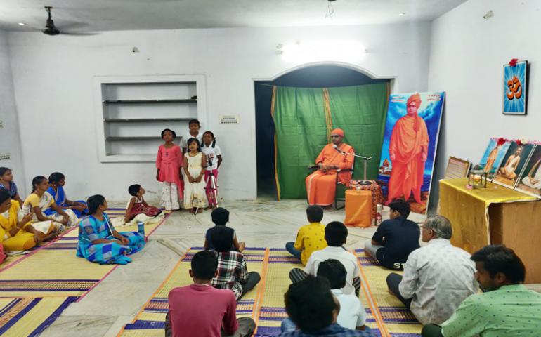 Patriotic song sung by Samskarvarga children at Viveka Vijayam