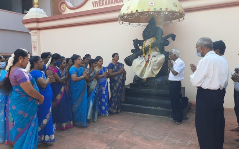 Chanting Guru Stothram.
