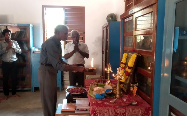 Shri. R. Sundara Kumar, the teacher of Vivekananda Kendra Vidyalaya performing the pooja for Goddess Saraswathi.