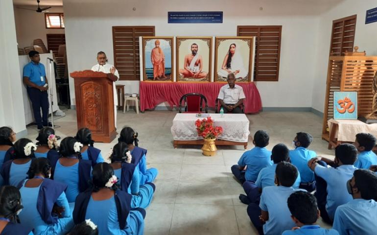 Mann. HanumanthaRaoji, the Vice President of Vivekananda Rock Memorial and Vivekananda Kendra addressing the audience.