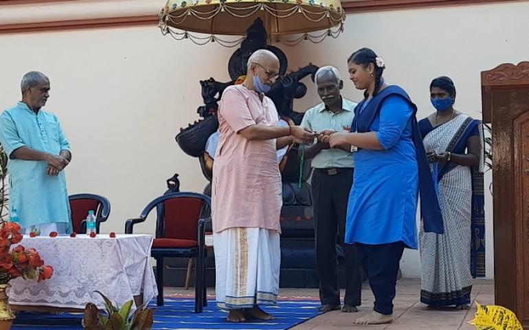 Mann. Bhanudasji, General Secretary of VRM & VK honouring the student.
