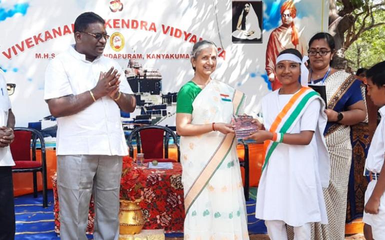 Mananeeya Nivedita Didi distributing the prizes to the students