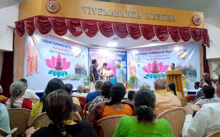Certificate & Memento to Participants by Dr. Subramaniam, Mananeeya Hanumantarao ji and Dr. Padmanabhan