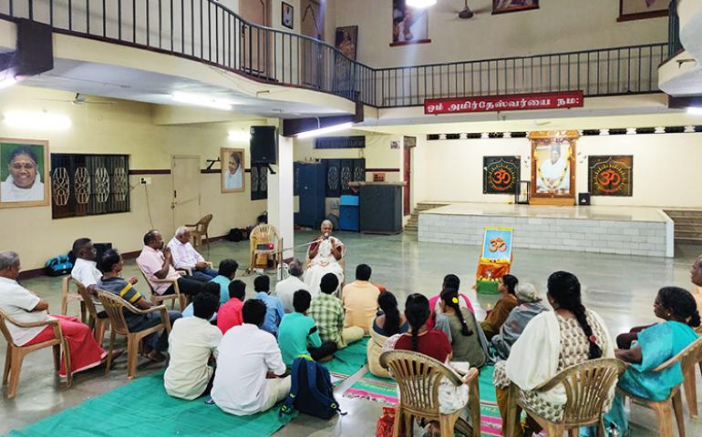 Ma. Radha Didi addressing the participants