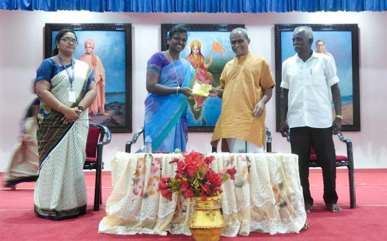 Mananeeya Hanumantaraoji presenting memento to the honorable Chief Guest