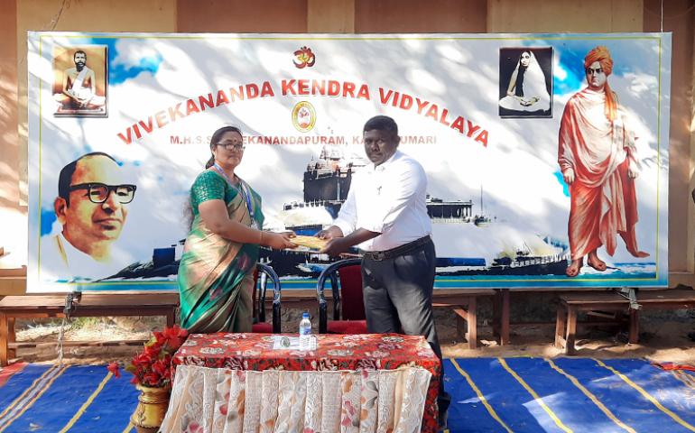 The principal presenting momento to the Chief Guest during sports day at VKV Kanyakuamri