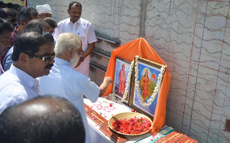 Mananeeya Sri Balakrishnan Ji doing pushpanjali
