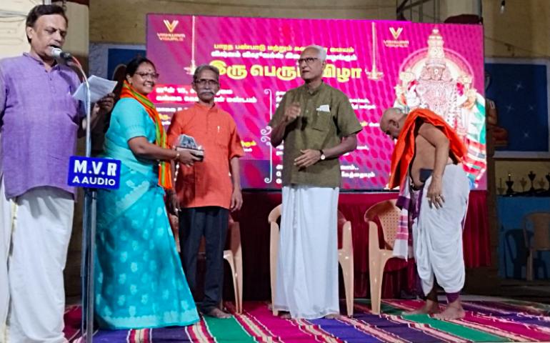 Smt Thangalakshmi Akka receiving Momento on behalf of Kendra