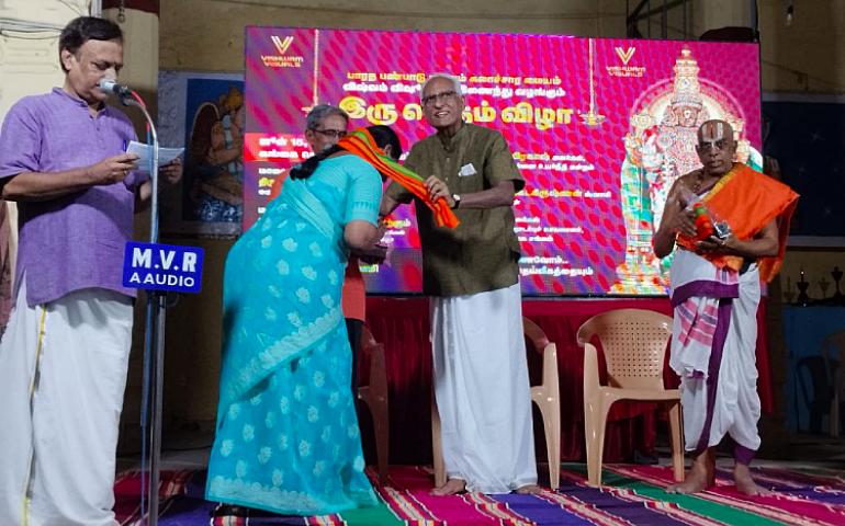 Smt Thangalakshmi Akka receiving honour representing Kendra