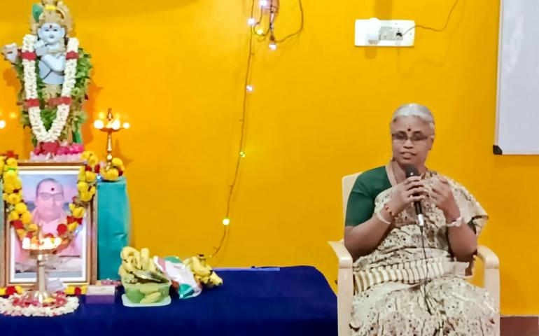 Adharneeya Radha Devi Didi addressing the participants