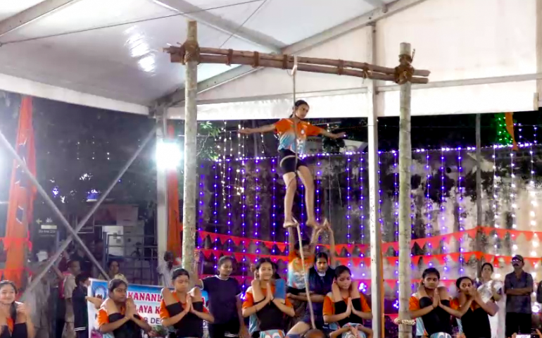 VKV Kallubalu Presents a Spectacular Mallakhamba Display at the Tumkur Dasara Festival