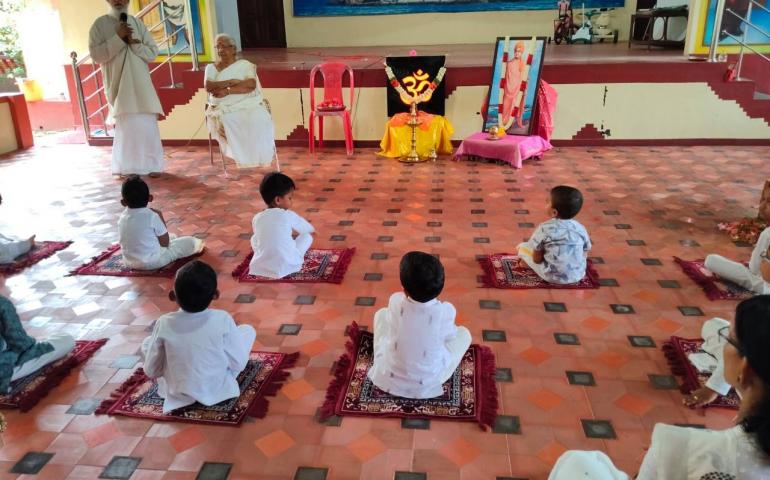 gurupurnima-celebration-at-sandeepani-sisuvihar-in-kodungulur