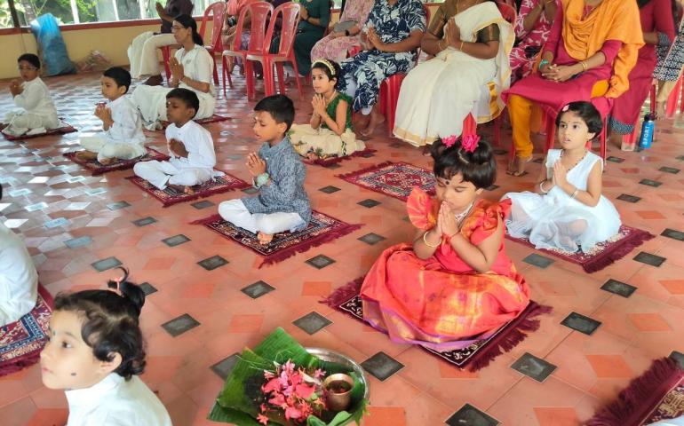 gurupurnima-celebration-at-sandeepani-sisuvihar-in-kodungulur