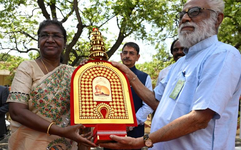 Mananeeya Shri Balakrishnan Ji with Honourable President of India Droupadi Murmu Ji