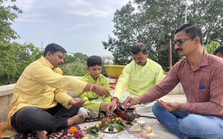 108 पार्थिव शिवलिंग निर्माण एवं शिव-अमृत पूजन का आयोजित भावनगर द्वारा 2
