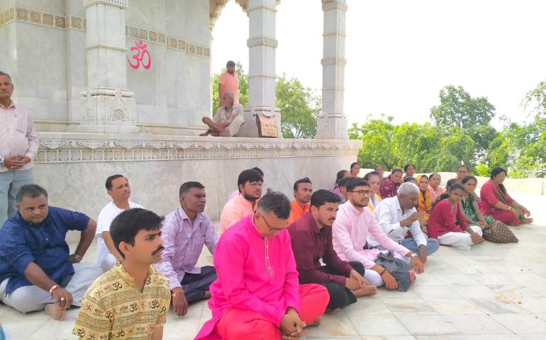 108 पार्थिव शिवलिंग निर्माण एवं शिव-अमृत पूजन का आयोजित भावनगर द्वारा