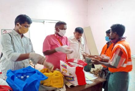 VK Madurai Karyakarthas distributing food packets to Corporation Sanitation Workers, Thiruparankundram.