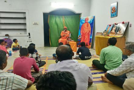 Swami Tatprabananda Ji Maharaj giving lecture at Viveka Vijayam Program, Madurai.