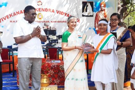 Mananeeya Nivedita Didi distributing the prizes to the students