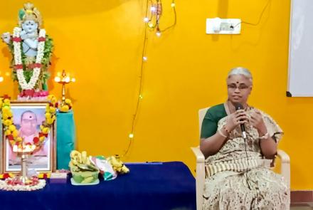 Adharneeya Radha Devi Didi addressing the participants